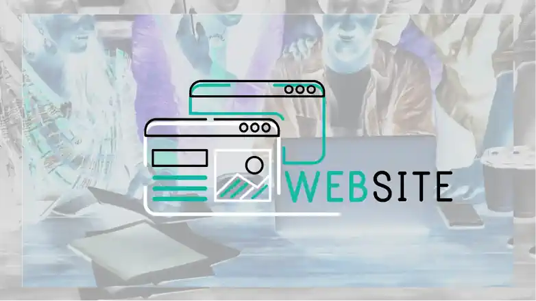 Minimalistischer Arbeitsplatz mit Laptop als Symbol für moderne Webentwicklung